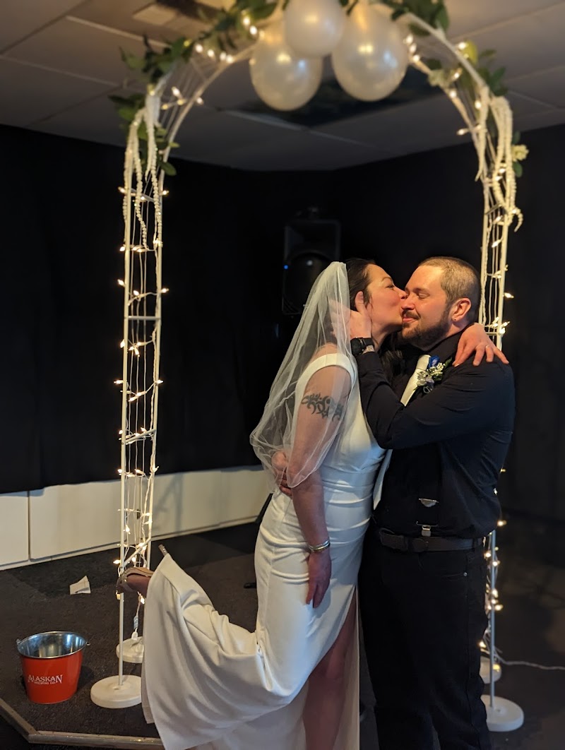 Moon's Alterations & Dry Cleaning cover image