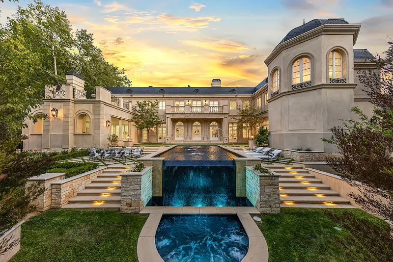 ESSENTIALYFE- Luxury Villa Rentals cover image