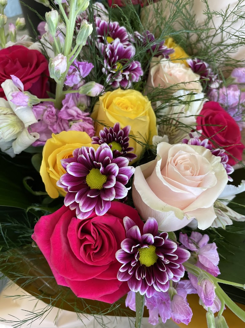 Lucy's Flowers & Design cover image