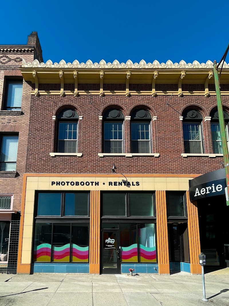 Electric Photoland Photo Booth + Rentals cover image