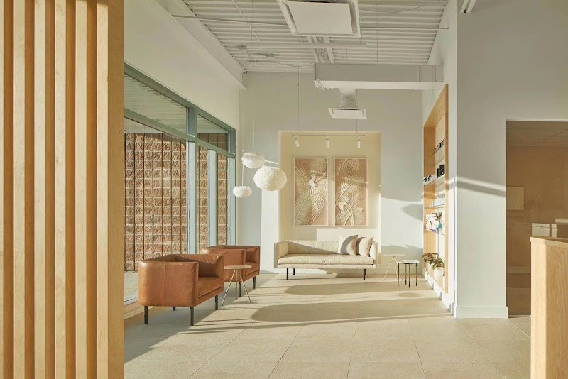 Elle Montréal Clinique - Brossard cover image