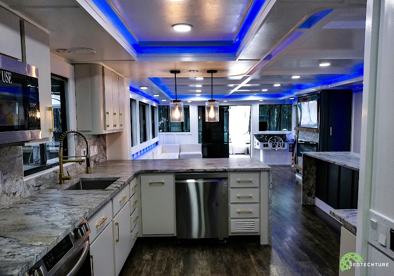Lake Lanier Luxury Houseboat And Yacht Rentals cover image