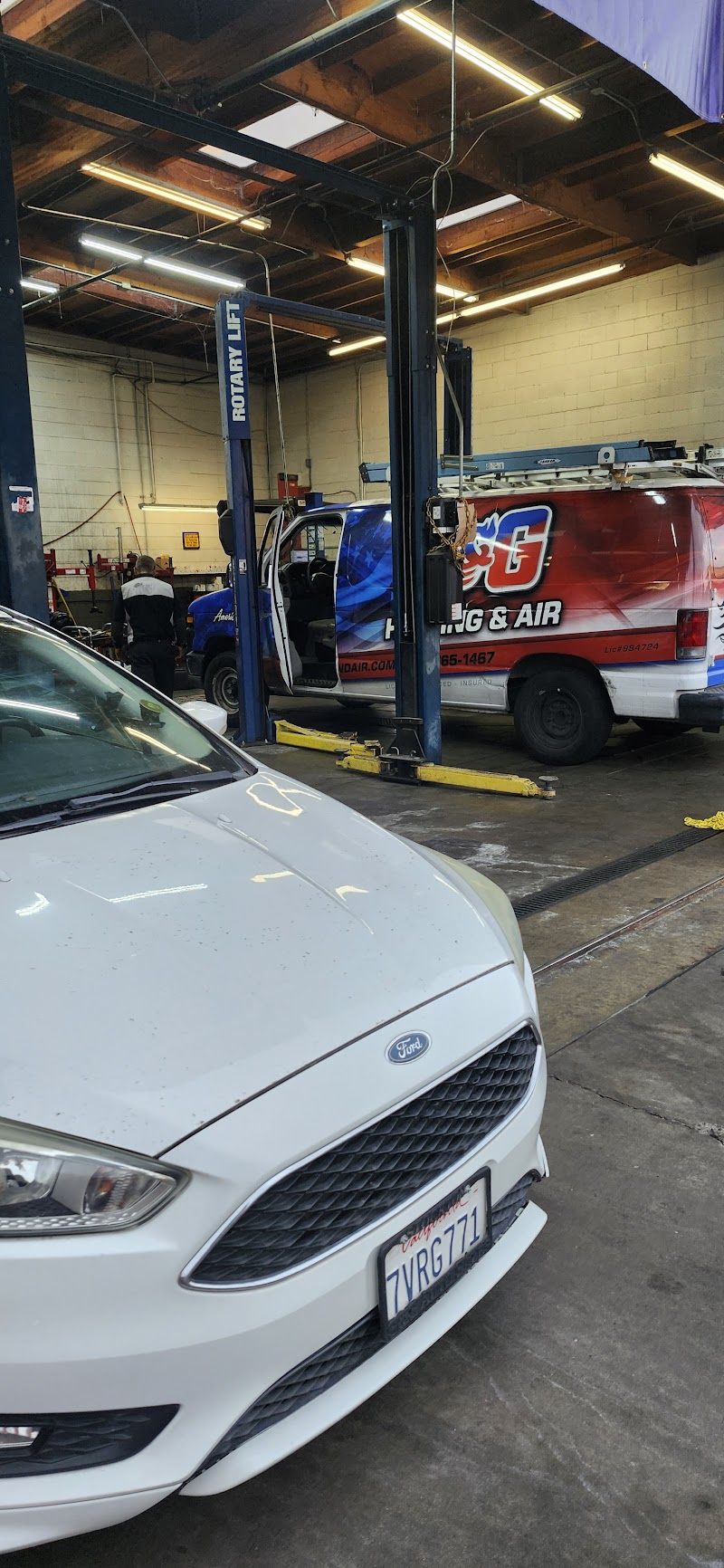 Discount Tire & Service Centers Fresno W Shaw Ave cover image