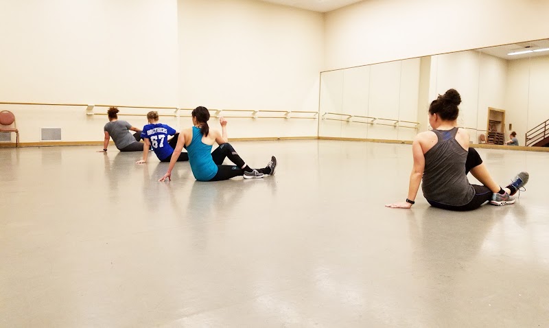 Columbus Modern (CoMo) Dance - Adult Dance Classes cover image