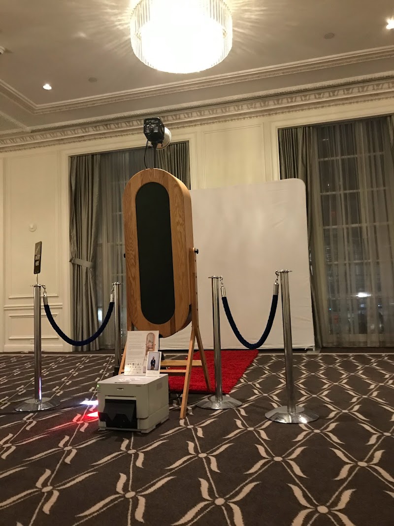 Phonix Magic Mirror Photo Booth cover image