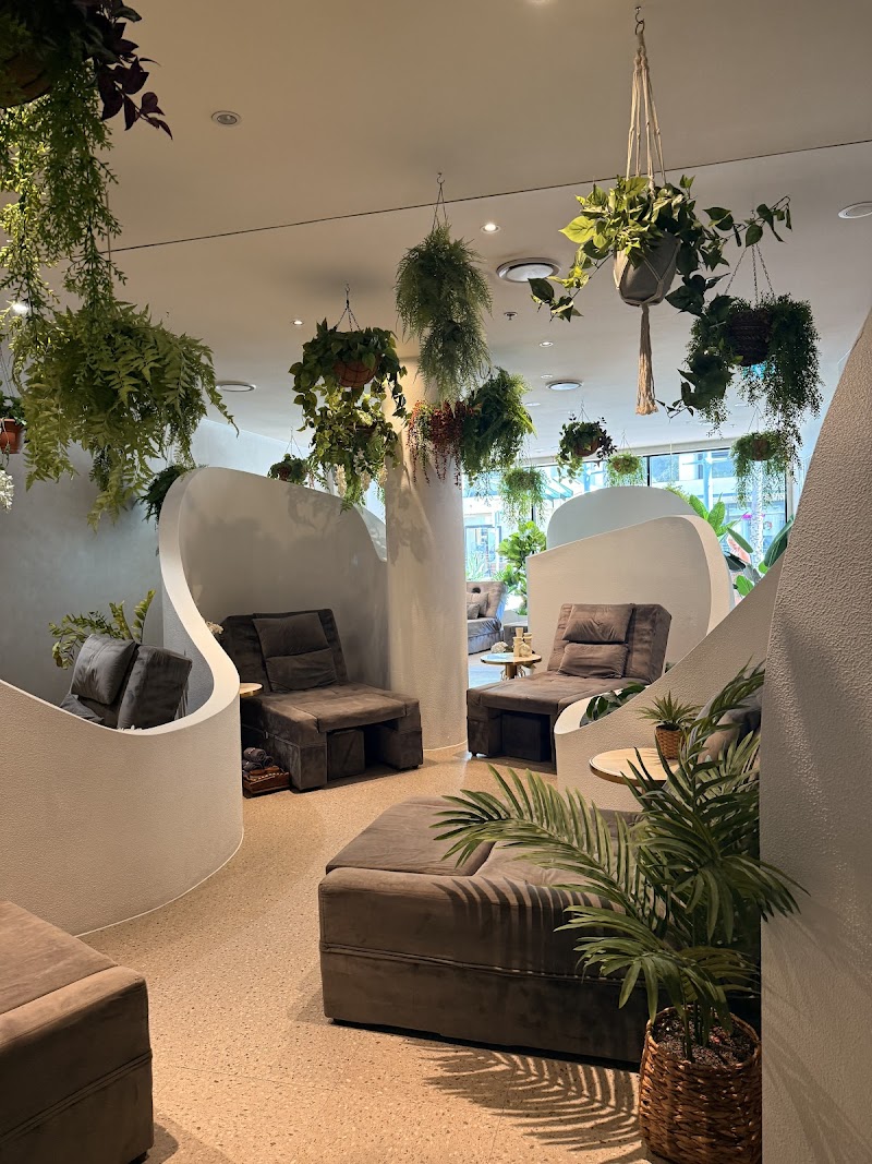 LAN SPA SURFERS PARADISE cover image