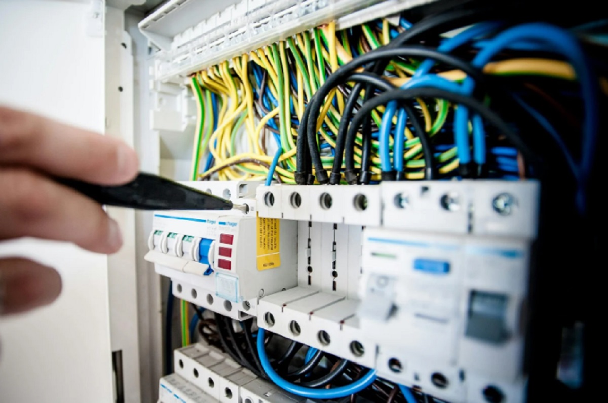 SR Electrical NE LTD cover